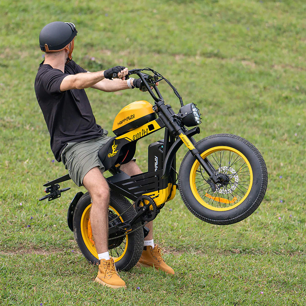 HappyRun G100 Pro Long-Distance Electric Bike Motorcycle 3000W (SAK95715) SAKSBY - Lifestyle with Man Lifting the Front